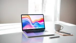 Usando el MacBook Air M2 en un ambiente de trabajo moderno, con un exterior elegante y minimalista.