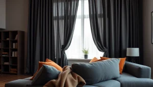 Verduisterende gordijnen creëren een gezellige sfeer in een moderne woonkamer.